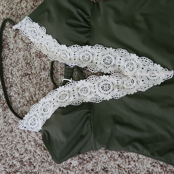 Cupshe Deep V swimsuit - Picture 2 of 4